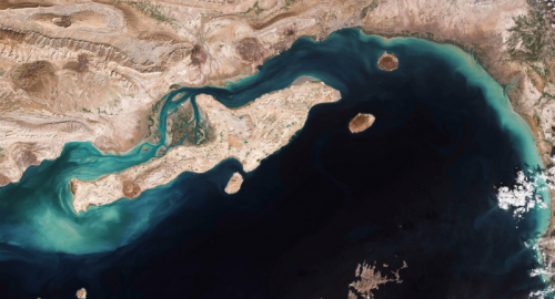 Stretto di Hormuz, traffico navale ridotto: il petrolio viaggia su rotte alternative